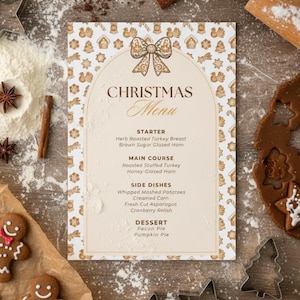 Op de afbeelding: Een kerstmenu kaart met een strik illustratie bovenaan. Het menu bevat voorgerechten, hoofdgerechten, bijgerechten en desserts. Peperkoek, steranijs en kaneelstokjes omringen de kaart.