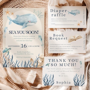 Op de afbeelding: Een set baby shower briefpapier met een zeeleven thema. Inclusief een uitnodiging met een walvis illustratie, een luier verloting kaart, een boekverzoek kaart en een bedankkaart. Het kleurenpalet is zachtblauw en beige.