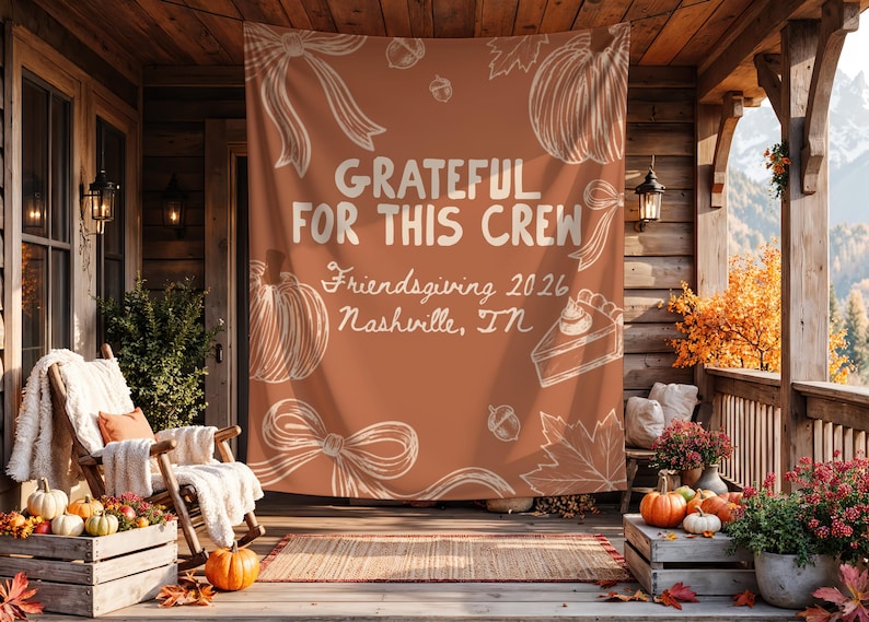 K&ouml;nnte beinhalten: Ein Hintergrund aus rostorangefarbenem Stoff mit wei&szlig;en Linienzeichnungen von K&uuml;rbissen, Eicheln, Bl&auml;ttern und Schleifen. Der Text lautet: GRATEFUL FOR THIS CREW, Friendsgiving 2026, Nashville, TN. Ein rechteckiges Banner.