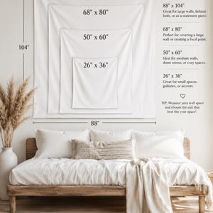 K&ouml;nnte beinhalten: Ein Gr&ouml;&szlig;enleitfaden f&uuml;r wei&szlig;e Wandteppiche mit vier rechteckigen Abmessungen: 26" x 36", 50" x 60", 68" x 80" und 88" x 104". Die Grafik enth&auml;lt Textbeschriftungen f&uuml;r jede Gr&ouml;&szlig;e sowie eine vertikale Messlinie f&uuml;r die H&ouml;he von 104 Zoll.
