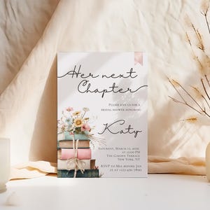 Puede incluir: Una invitaci&oacute;n a una despedida de soltera con el texto "Her next Chapter" y el nombre "Katy". La invitaci&oacute;n presenta una pila de libros adornada con flores y una cinta. Tambi&eacute;n se incluye la fecha y la hora.