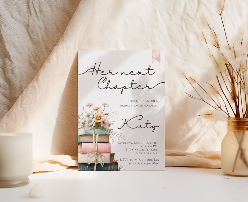 Puede incluir: Una invitaci&oacute;n a una despedida de soltera con el texto "Her next Chapter" y el nombre "Katy". La invitaci&oacute;n presenta una pila de libros adornada con flores y una cinta. Tambi&eacute;n se incluye la fecha y la hora.