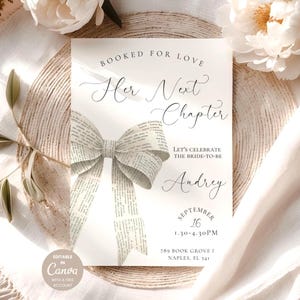 Może przedstawiać: Biała prostokątna karta zaproszenia z tekstem BOOKED FOR LOVE Her Next Chapter, LET'S CELEBRATE THE BRIDE-TO-BE, Audrey, SEPTEMBER 16, 1.30-4.30PM oraz 789 BOOK GROVE, NAPLES, FL 341, z dużą grafiką kokardy wykonaną z zadrukowanych stron książki.