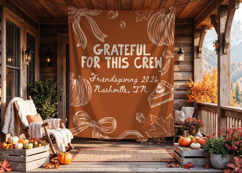 K&ouml;nnte beinhalten: Ein rechteckiges Banner aus rostorangefarbenem Stoff mit wei&szlig;en Strichzeichnungen von K&uuml;rbissen, Schleifen, Eicheln, Bl&auml;ttern und einem St&uuml;ck Kuchen. Der Text lautet: GRATEFUL FOR THIS CREW, Friendsgiving 2026, Nashville, TN.