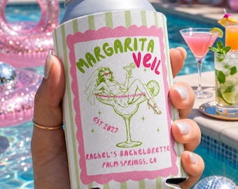 Puede incluir: Una funda enfriadora de bebidas a rayas blancas y verde claro con un marco rosa festoneado con el texto Margarita Veil, Est 2027, Rachel's Bachelorette, Palm Springs, CA, y una ilustración de una persona con velo dentro de una copa.