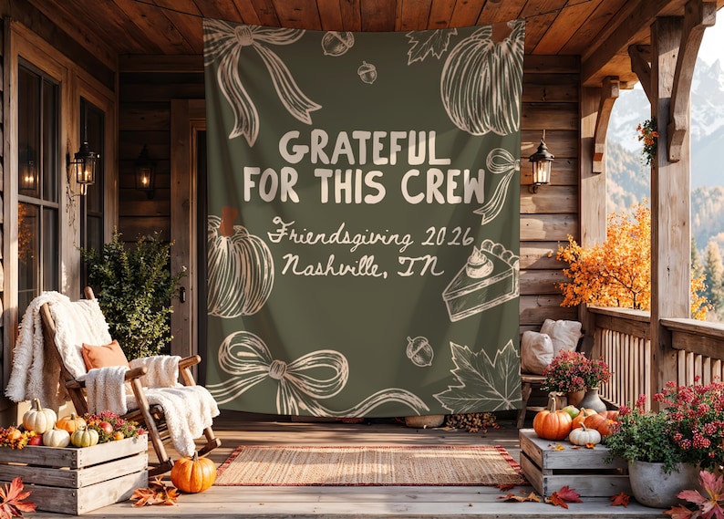 K&ouml;nnte beinhalten: Ein olivgr&uuml;nes Stoffbanner mit wei&szlig;en Strichzeichnungen von K&uuml;rbissen, Schleifen, Eicheln, Bl&auml;ttern und einem St&uuml;ck Kuchen. Der Text lautet: GRATEFUL FOR THIS CREW, Friendsgiving 2026, Nashville, TN. Das Design ist auf einem Banner zentriert.