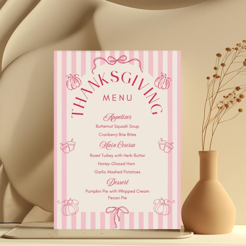 Pu&ograve; includere: Un menu di ringraziamento con uno sfondo a righe rosa e bianche. Il menu comprende antipasti, piatti principali e dessert. Il testo "Thanksgiving Menu" &egrave; in alto in un carattere decorativo. Sono presenti anche zucche e ghiande decorative.