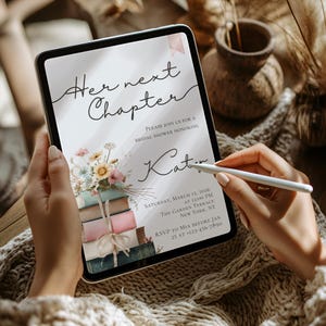 Puede incluir: Una tableta digital muestra una invitaci&oacute;n a una despedida de soltera. La invitaci&oacute;n presenta el texto "Her next Chapter" y "Kat" en escritura elegante, junto con ilustraciones florales y de libros. Tambi&eacute;n se incluye la fecha y la hora.
