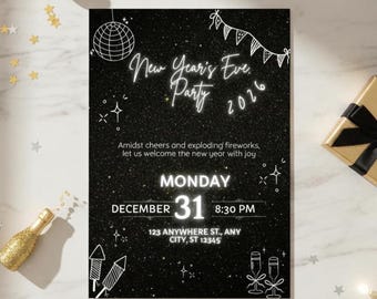 Può includere: Invito per la festa di Capodanno in bianco e nero con sfondo glitterato. L'invito include il testo "New Year's Eve Party 2026" e i dettagli dell'evento. Elementi decorativi: fuochi d'artificio, calici di champagne e una palla da discoteca.