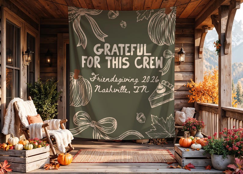 K&ouml;nnte beinhalten: Ein olivgr&uuml;nes Stoffbanner mit wei&szlig;en Strichzeichnungen von K&uuml;rbissen, Schleifen, Eicheln, Bl&auml;ttern und einem St&uuml;ck Kuchen. Der Text lautet: GRATEFUL FOR THIS CREW, Friendsgiving 2026, Nashville, TN. Das Design ist auf einem Banner zentriert.