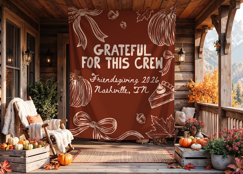 K&ouml;nnte beinhalten: Ein rechteckiges Stoffbanner in tiefem Rostorange mit wei&szlig;en Strichzeichnungen von K&uuml;rbissen, Schleifen, Eicheln, Bl&auml;ttern und einem St&uuml;ck Kuchen. Der Text lautet: GRATEFUL FOR THIS CREW, Friendsgiving 2026, Nashville, TN.