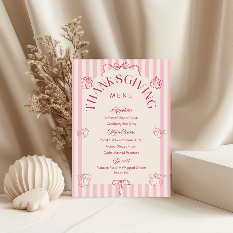 Pu&ograve; includere: Un biglietto del menu del Ringraziamento con uno sfondo a righe rosa e bianche. Il menu include antipasti, piatti principali e dessert, con zucche decorative e il testo "Thanksgiving Menu".