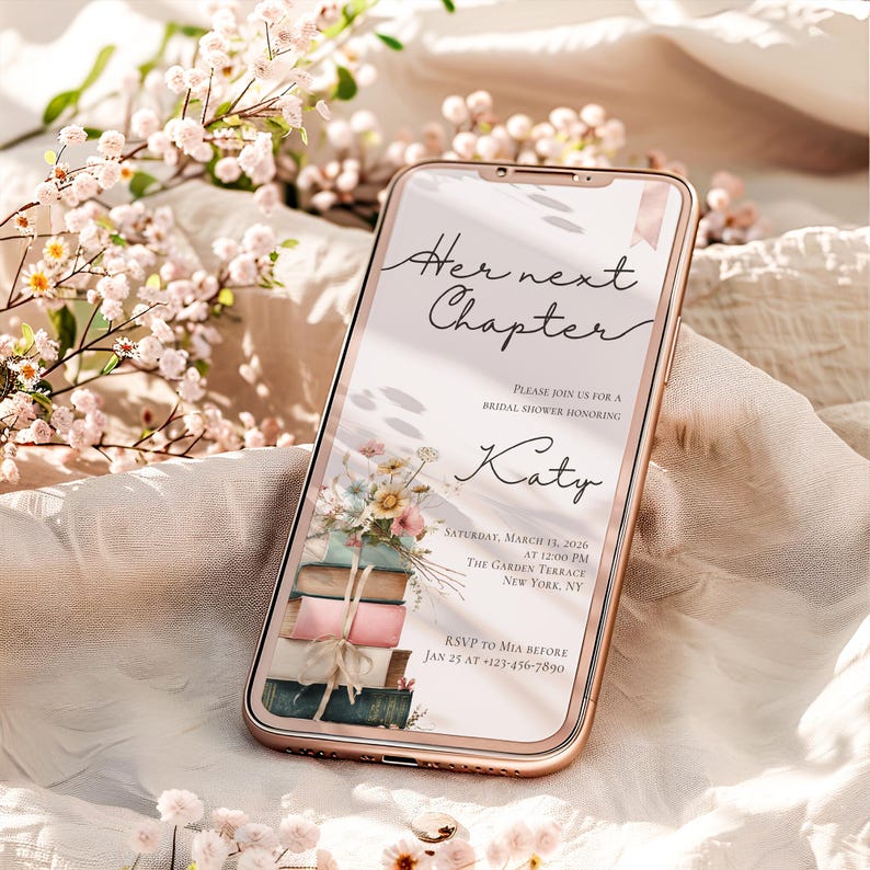 Puede incluir: Un tel&eacute;fono inteligente de oro rosa muestra una invitaci&oacute;n a una despedida de soltera. La invitaci&oacute;n dice "Her next Chapter" e incluye detalles para la despedida de Katy, con un dise&ntilde;o floral y de libros. El fondo presenta flores y tela suave.