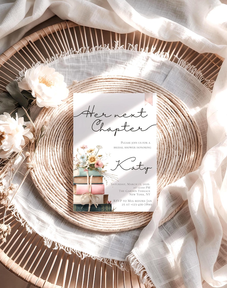Puede incluir: Una invitaci&oacute;n a una despedida de soltera con el texto "Her next Chapter" y "Katy" en escritura elegante. La invitaci&oacute;n presenta una pila de libros atados con una cinta y adornados con flores. La invitaci&oacute;n est&aacute; sobre un mantel individual tejido con detalles florales.