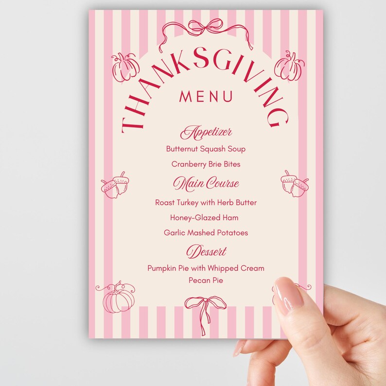 Pu&ograve; includere: Un biglietto del menu del Ringraziamento a righe rosa e bianche con la parola "THANKSGIVING" in alto. Il menu comprende antipasti, piatti principali e dessert, con illustrazioni di zucche e ghiande.