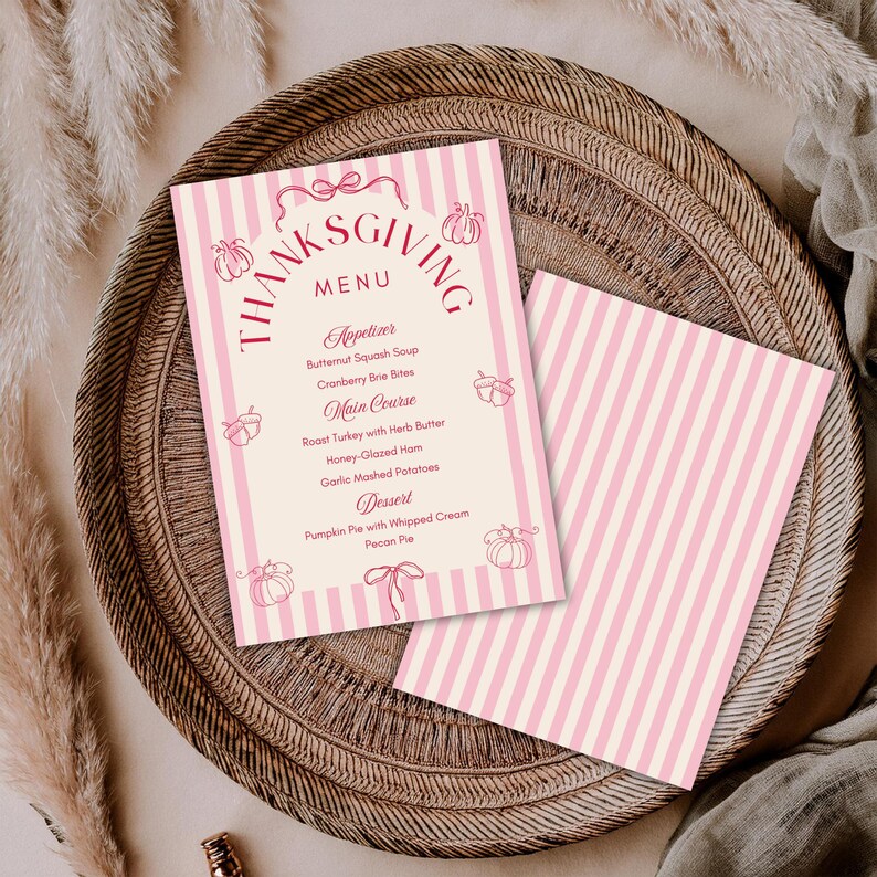 Pu&ograve; includere: Due biglietti del menu del Ringraziamento a righe rosa e bianche con un design decorativo a fiocco e zucca. Il menu comprende antipasti, piatti principali e dessert. I biglietti sono su un vassoio intrecciato.