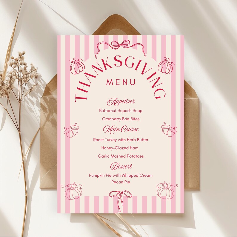 Pu&ograve; includere: Un biglietto del menu del Ringraziamento con uno sfondo a righe rosa e bianche. Il menu include antipasti, piatti principali e dessert. Il testo "Thanksgiving Menu" &egrave; in alto, con zucche e fiocchi decorativi.