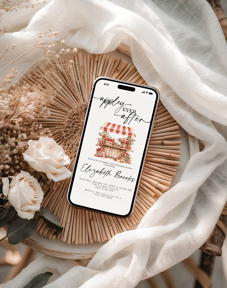 Puede incluir: Un tel&eacute;fono inteligente que muestra una invitaci&oacute;n digital para una despedida de soltera con el texto "appley ever after" y una ilustraci&oacute;n de un puesto de manzanas. La invitaci&oacute;n incluye detalles para Elizabeth Brooks el s&aacute;bado 15 de octubre de 2026.
