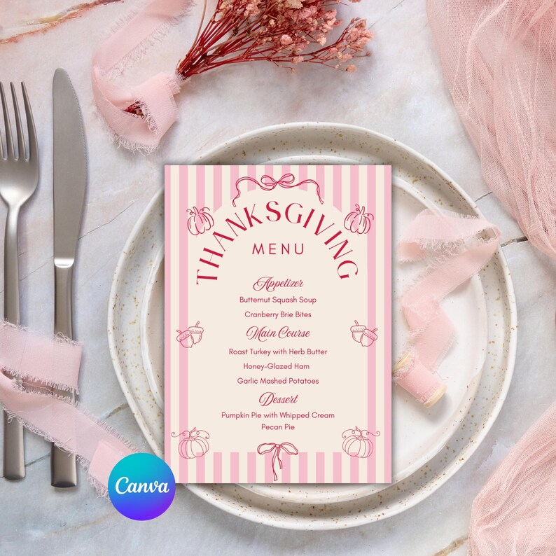 Pu&ograve; includere: Biglietto del menu del Ringraziamento con sfondo a righe rosa e bianche. Il menu comprende antipasti, piatti principali e dessert. La carta &egrave; su un piatto bianco con posate e nastri rosa. Il logo Canva &egrave; in basso a sinistra.