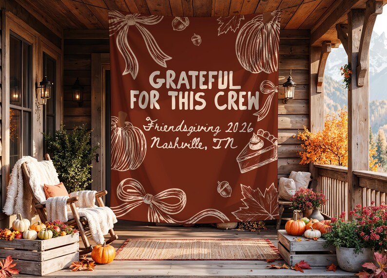 K&ouml;nnte beinhalten: Ein rechteckiges Stoffbanner in tiefem Rostorange mit wei&szlig;en Strichzeichnungen von K&uuml;rbissen, Schleifen, Eicheln, Bl&auml;ttern und einem St&uuml;ck Kuchen. Der Text lautet: GRATEFUL FOR THIS CREW, Friendsgiving 2026, Nashville, TN.