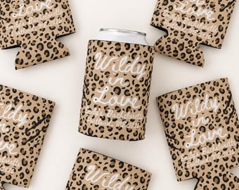 Personalisierter Leoparden-Getränkekühler für Junggesellinnenabschiede, Gastgeschenk für die Party „Wildly in Love“