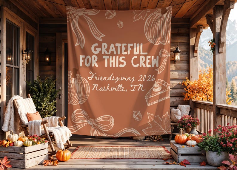 K&ouml;nnte beinhalten: Ein rechteckiger Wandbehang aus Stoff in gebranntem Orange mit wei&szlig;en Linienzeichnungen von K&uuml;rbissen, Schleifen, Eicheln und Bl&auml;ttern. Der Text lautet: GRATEFUL FOR THIS CREW, Friendsgiving 2026, Nashville, TN. Das Design ist auf Stoff gedruckt.