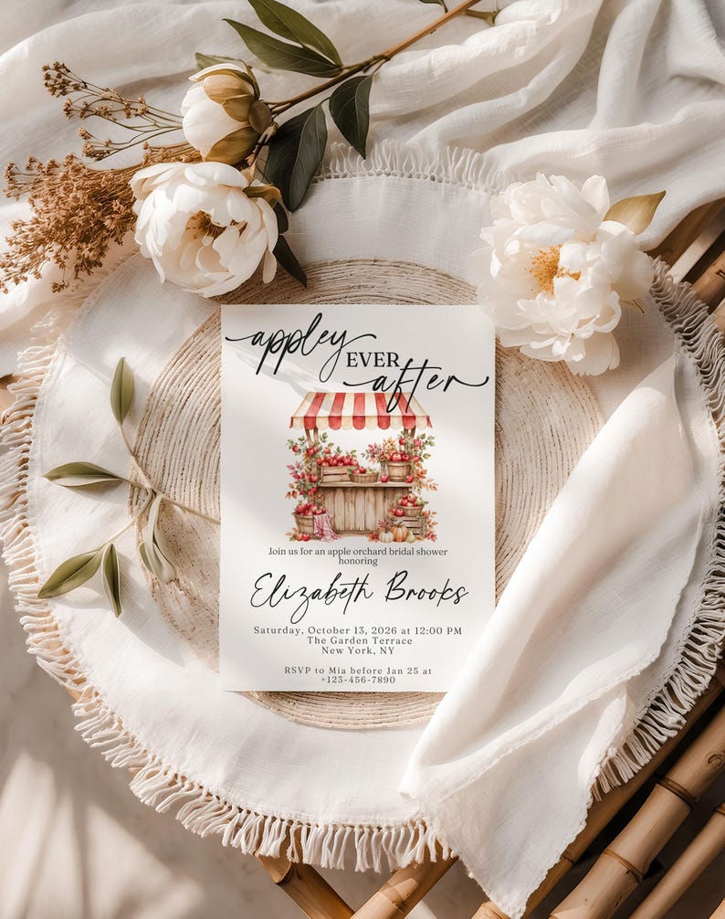 Puede incluir: Una tarjeta de invitaci&oacute;n rectangular para una despedida de soltera con el texto 'appley EVER after' sobre una ilustraci&oacute;n en acuarela de un puesto de manzanas. La tarjeta incluye detalles para Elizabeth Brooks el 13 de octubre de 2026 en Nueva York.