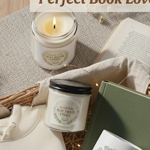 以下が含まれることがあります： クリーム色のパーカー、キャンドル、マグカップ、本が入った、居心地の良いギフトバスケット。 パーカーには「Chapter One Cozy」の文字と「Just One More Chapter」と書かれたタグが付いています。 マグカップには「Blankets & Books Cozy Evenings」と書かれています。