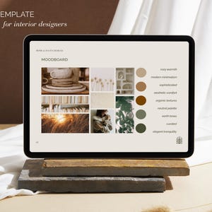 K&ouml;nnte beinhalten: Ein digitales Tablet, das ein Moodboard f&uuml;r Innenarchitekten anzeigt. Der Bildschirm zeigt eine Collage von Bildern mit einer neutralen Farbpalette und dem Text &bdquo;FF&E TEMPLATE for interior designers&ldquo; und &bdquo;MOODBOARD&ldquo;. Das Tablet liegt auf einem Stapel Steinbl&ouml;cke.