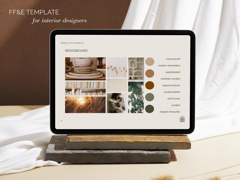 K&ouml;nnte beinhalten: Ein digitales Tablet, das ein Moodboard f&uuml;r Innenarchitekten anzeigt. Der Bildschirm zeigt eine Collage von Bildern mit einer neutralen Farbpalette und dem Text &bdquo;FF&E TEMPLATE for interior designers&ldquo; und &bdquo;MOODBOARD&ldquo;. Das Tablet liegt auf einem Stapel Steinbl&ouml;cke.