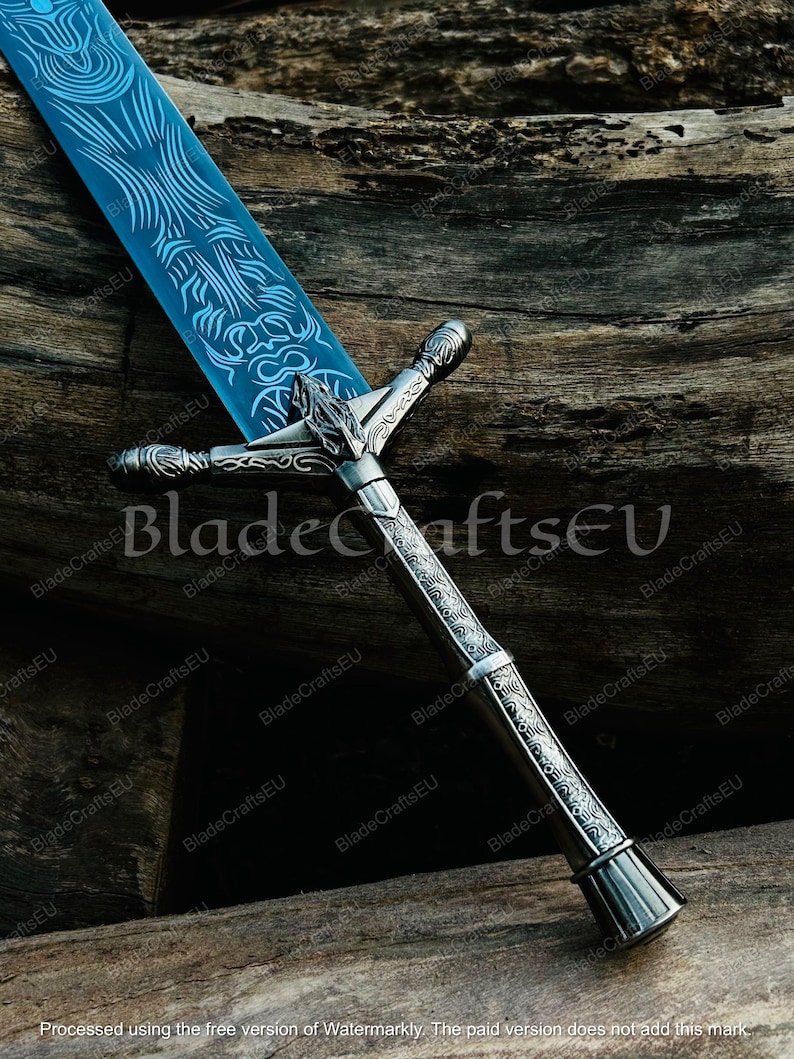 K&ouml;nnte beinhalten: Ein Fantasy-Schwert mit einer blauen Klinge und einem verzierten silbernen Griff. Die Klinge weist aufwendige ge&auml;tzte Designs auf. Der Griff hat einen detaillierten Parier und Knauf. Das Schwert wird vor einem Holzgrund gezeigt. Der Text "BladeCraftsEU" ist sichtbar.