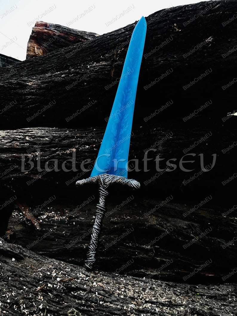 K&ouml;nnte beinhalten: Ein Fantasy-Schwert mit einer leuchtend blauen Klinge und einem detaillierten silberfarbenen Griff. Die Klinge hat ein strukturiertes Aussehen, und der Griff ist aufwendig gestaltet. Das Schwert wird vor einem dunklen, strukturierten Hintergrund pr&auml;sentiert.