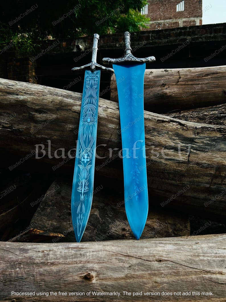 K&ouml;nnte beinhalten: Zwei blaue Fantasy-Schwerter mit verzierten silbernen Griffen und Klingen. Ein Schwert hat ein eingraviertes Design. Die Schwerter werden auf einem Bett aus Holzst&auml;mmen pr&auml;sentiert. Der Text "BladeCraftsEU" ist enthalten.