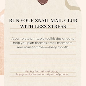 Op de afbeelding: Een beige achtergrond met de tekst "RUN YOUR SNAIL MAIL CLUB WITH LESS STRESS." De tekst hieronder luidt: "Een complete printbare toolkit ontworpen om u te helpen thema's te plannen, leden te volgen en op tijd te verzenden - elke maand."