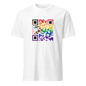 Op de afbeelding: Wit T-shirt met een kleurrijk QR-code ontwerp. De QR-code bestaat uit rode, oranje, gele, groene, blauwe, paarse en zwarte vierkanten. Het T-shirt heeft een klassieke ronde hals.