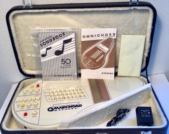 Vintage Cream Suzuki Omnichord Synthesizer System One in Original Case in Nice condition OM27