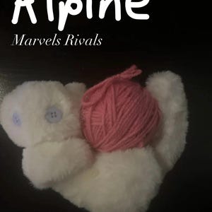 Puede incluir: Un juguete de peluche blanco con una bola de hilo rosa en su interior. El juguete tiene un botón como ojo y está sobre un fondo oscuro. El texto en la parte superior dice "Alpine" y debajo "Marvels Rivals".