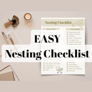 Puede incluir: Una "lista de verificación de anidación" con la palabra "EASY" en letras negras grandes. La lista de verificación incluye la configuración de la guardería y los elementos esenciales para la madre. También se ven una vela, bolígrafos y un cuaderno.
