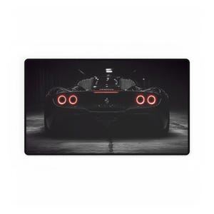 Tapis de bureau pour voiture de sport avec vue arrière | Tapis de souris de voiture de course image 1