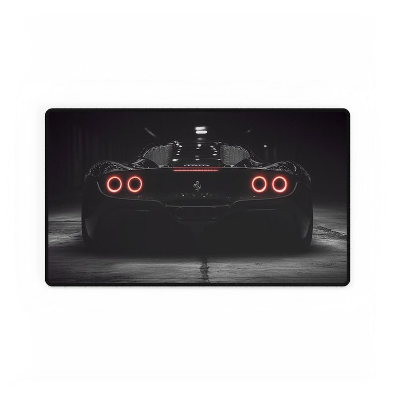 Tapis de bureau pour voiture de sport avec vue arrière | Tapis de souris de voiture de course image 1