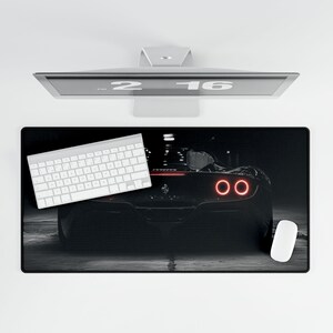 Tapis de bureau pour voiture de sport avec vue arrière | Tapis de souris de voiture de course image 3