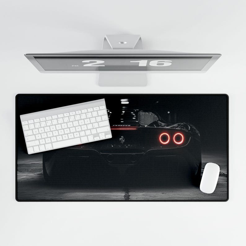Tapis de bureau pour voiture de sport avec vue arrière | Tapis de souris de voiture de course image 3