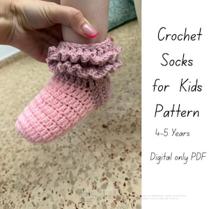 Könnte beinhalten: Eine handgefertigte Häkel-Socke für Kinder, in Rosa- und Mauve-Tönen, mit gerüschtem Bund. Der Text auf dem Bild lautet "Crochet Socks for Kids Pattern 4-5 Years Digital only PDF."