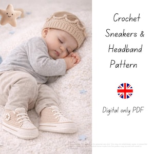 Puede incluir: Un bebé dormido con una diadema de corona beige, una camisa gris de manga larga y pantalones beige. El bebé lleva zapatillas de crochet beige con una estrella en el lateral. El texto "Crochet Sneakers & Headband Pattern" es visible.