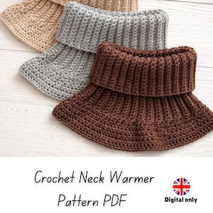 以下が含まれることがあります： ベージュ、グレー、ブラウンの3色の、かぎ針編みのネックウォーマー。ウォーマーはリブ編みの襟と、より広いフレアベースを備えています。「Crochet Neck Warmer Pattern PDF」というテキストが画像の下部に表示されています。