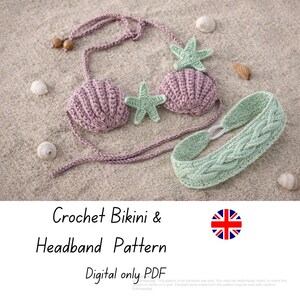 Peut inclure: Un haut de bikini au crochet avec des bonnets en forme de coquillage et des accents d'étoiles de mer, ainsi qu'un bandeau vert assorti. Le bikini est de couleur rose poussiéreux et les étoiles de mer sont vert clair. Le texte de l'image dit "Crochet Bikini & Headband Pattern".