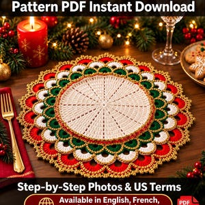 Op de afbeelding: Een ronde, gehaakte kerstplacemat met een crèmekleurige middencirkel omringd door concentrische geschulpte lagen in groen, wit en rood, afgewerkt met een goudkleurige rand. Tekst: Christmas Placemat - Full Pattern PDF Instant Download, Step-by-Step Photos & US Terms.