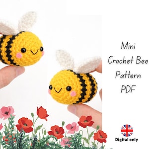 Può includere: Due api all'uncinetto gialle e nere, con ali bianche e facce sorridenti. L'immagine include il testo "Mini Crochet Bee Pattern PDF" e un'icona di download digitale.