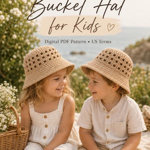 Op de afbeelding: Twee beige gehaakte bucket hats met een vierkant patroon op de kroon en een stevige rand. De tekst op de afbeelding luidt: Crochet Bucket Hat for Kids, Digital PDF Pattern, US Terms en Make one for every little explorer.