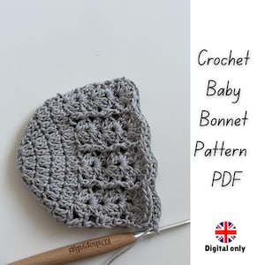 Puede incluir: Un gorro de bebé de ganchillo en gris claro, con un patrón de puntada texturizada. El gorro se muestra con un ganchillo y el texto "Crochet Baby Bonnet Pattern PDF". La imagen también incluye una pequeña bandera británica.